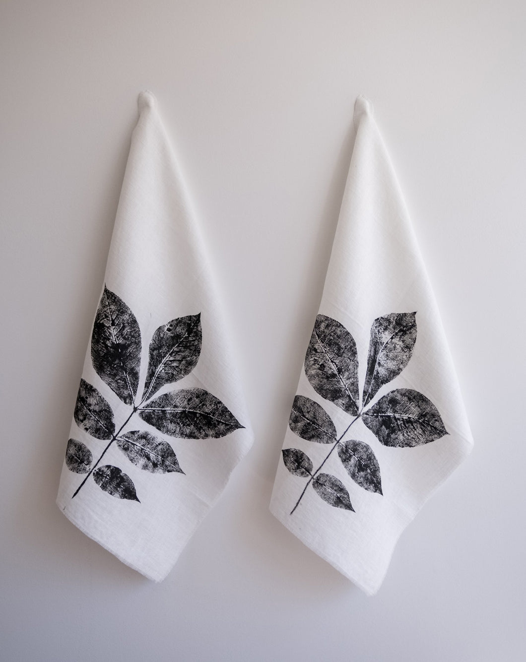 Hickory Leaf Linen Tea Towel in White (Set of 2 w/bag)